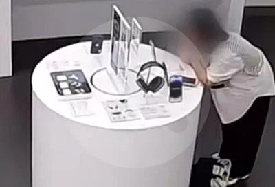Video | Insólito robo: mujer mordió cable de seguridad para llevarse un iPhone