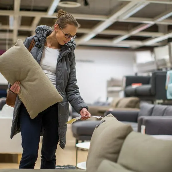 Mujer comprando muebles, en nota sobre cuándo es trasnochón en feria del hogar, de Corferias