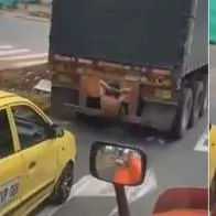 Hombre en Bucaramanga hizo abdominales colgado de la parte de atrás de un camión.