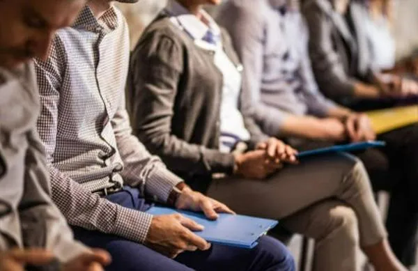 Personas con hoja de vida. En relación con vacantes laborales.