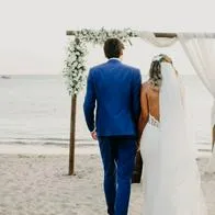 Boda en la playa, como la que se podría hacer en Cartagena o Santa Marta.