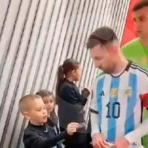 Cábala de campeones: El tierno gesto del niño que acompañó a Messi antes de salir al campo de juego, ¿lo ayudó a ganar?