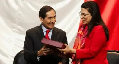 Rogelio Ramírez de la O haciendo entrega del Paquete Económico 2024.