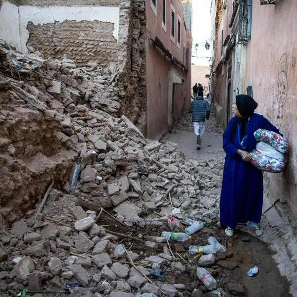 Una mujer observa la destrucción del terremoto de este 8 de septiembre en Marruecos.