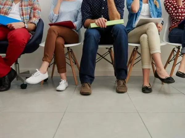 Personas. En relación con vacantes laborales en Medellín. 