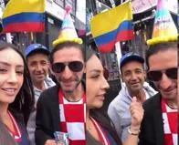 Tatiana Gordillo con hombres que aparecen atrás de los noticieros.