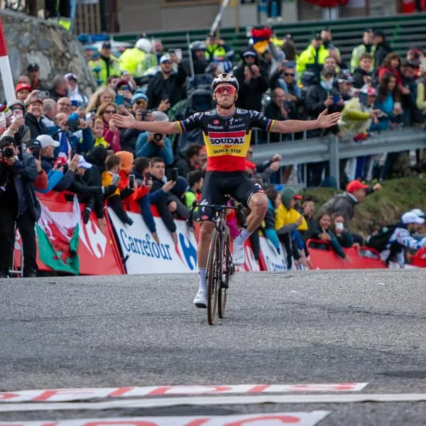 Remco Evenepoel ganó la etapa 14 de la Vuelta a España con 8 minutos de diferencia sobre el pelotón.
