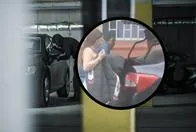 Graban nueva modalidad con la que ladrones desvalijan carros disimuladamente en Bogotá