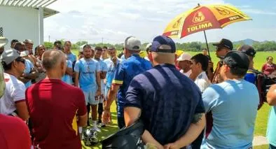 Barra brava del Tolima apretó a jugadores tras malos resultados en Liga Betplay