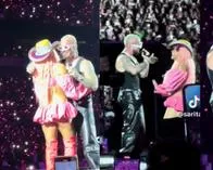 J Balvin y Karol G en concierto.