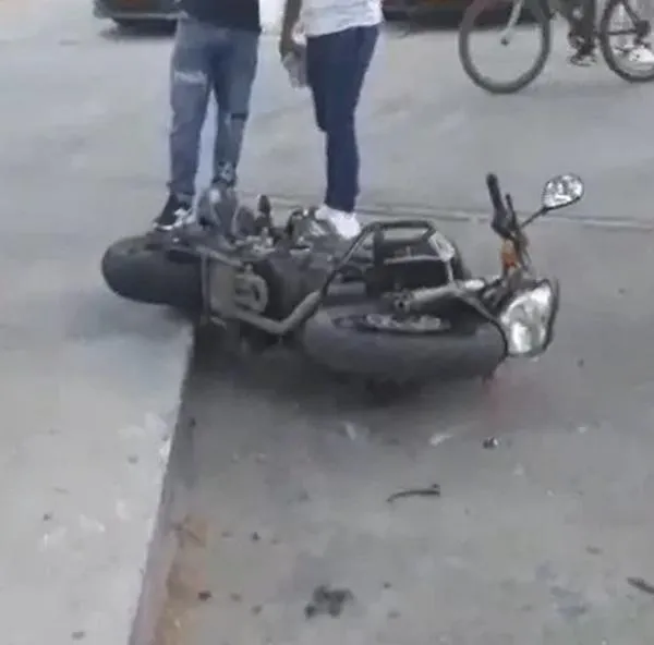 Ibagué hoy: conductor borracho se estrelló contra un poste y destrozó moto