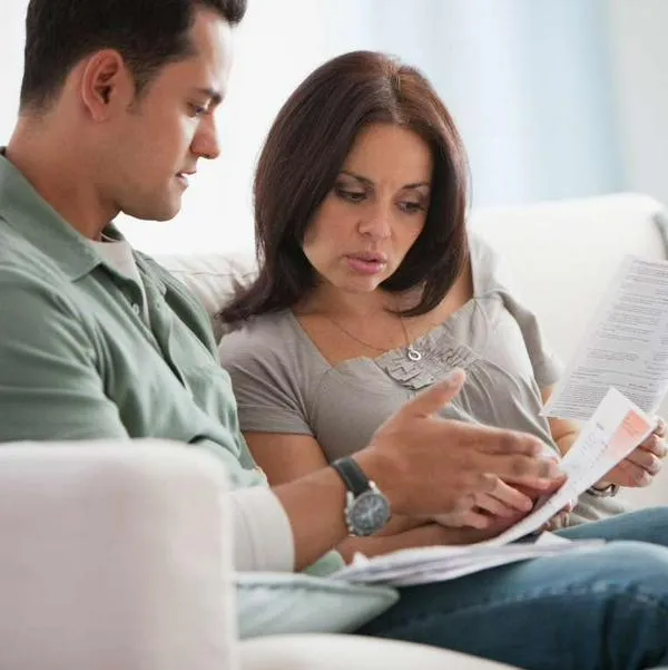 Foto de pareja viendo documentos, en nota de que Colpensiones promociona sorteo con bonos de vivienda por BEPS y da condiciones