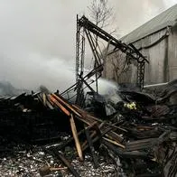 Incendio en el barrio Olaya Herrera de Medellín cobró la vida de una persona que estaba en el lugar y destruyó dos viviendas de madera.