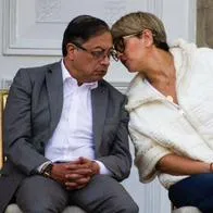 Foto de Gustavo Petro con Verónica Alcocer, en nota de que la Primera Dama fijó en helicóptero, dijo Ricardo Díaz (exfuncionario de Petro).