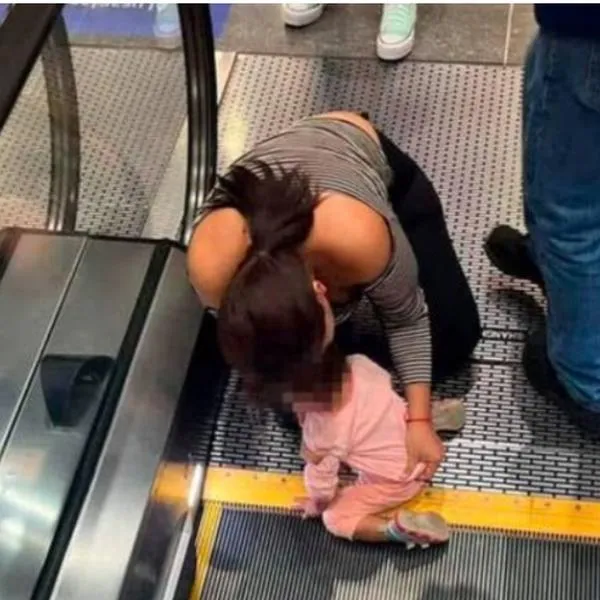 Niña de 2 años quedó atrapada en una escalera eléctrica, en el Salvador