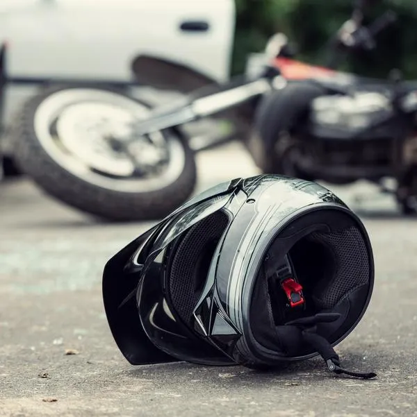 Accidente de tránsito en Medellín hoy: motociclista murió al chocar con camión