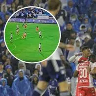 Así fue como varios hinchas de Millonarios cantaron el famoso ole ante Santa Fe, pese a ir perdiendo por goleada. Acá, el video.