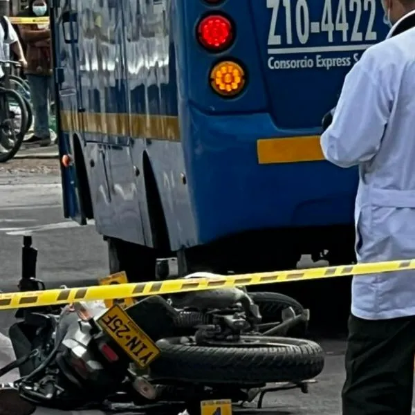 Motociclista en Bogotá murió al estrellarse de frente contra un letrero del SITP. El conductor perdió el control del vehículo. 