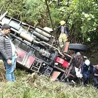 Así fue el duro relato de un bombero que atendió accidente en el que un camión se volcó y murieron dos personas. Acá, los detalles.