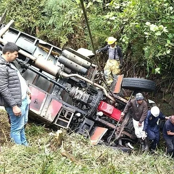 Así fue el duro relato de un bombero que atendió accidente en el que un camión se volcó y murieron dos personas. Acá, los detalles.