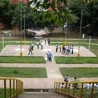 Un hombre en Bucaramanga desarmó a presunto ladrón y lo asesinó en un parque de Cabecera. El joven no alcanzó a llegar a un centro asistencial.