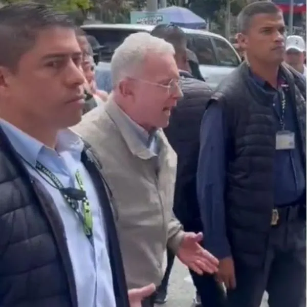 Álvaro Uribe enfrentó a jóvenes por falsos positivos y dijo que dio la orden