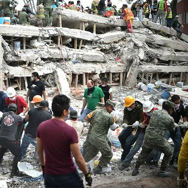 Trabajadores buscan sobrevivientes tras colapso de edificios