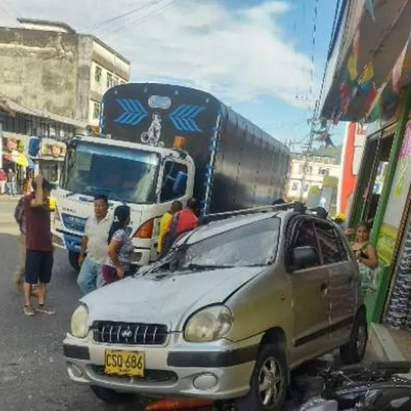 Accidente en Ibagué provocado por un camión que se quedó sin frenos.