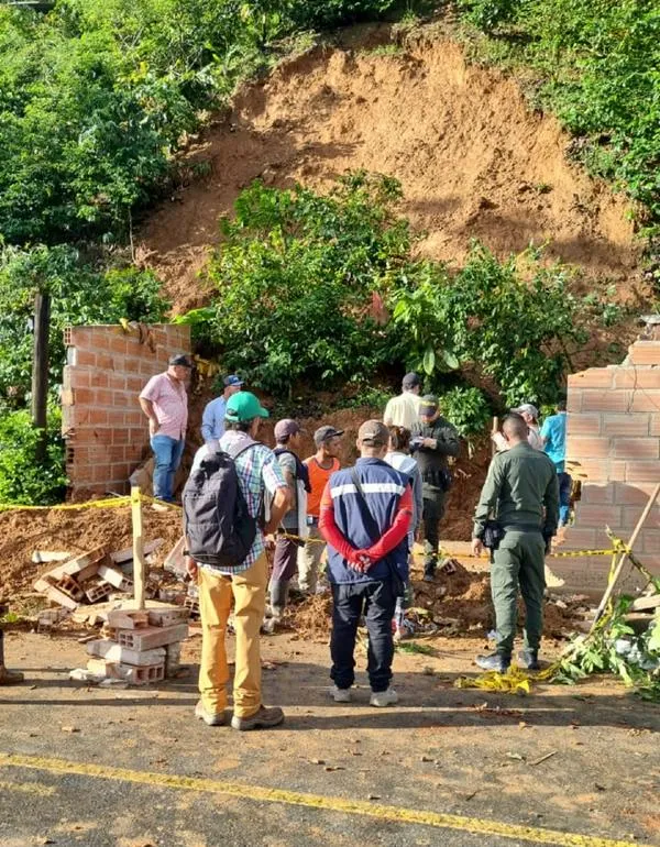 Derrumbe en Antioquia sepultó una casa por fuertes lluvias y cobró la vida de una familia, un hombre, un menor y una mujer en estado de embarazo.