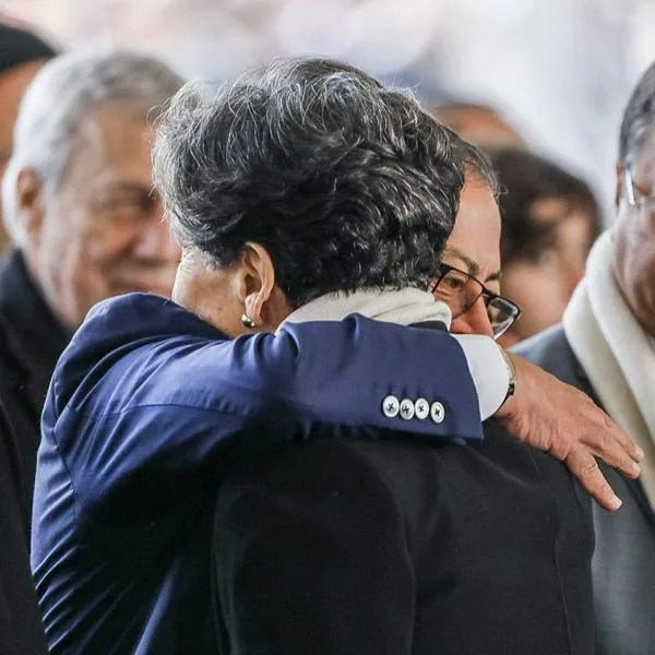 El presidente Gustavo Petro abraza a Isabel Allende Bussi, hija del expresidente Salvador Allende.