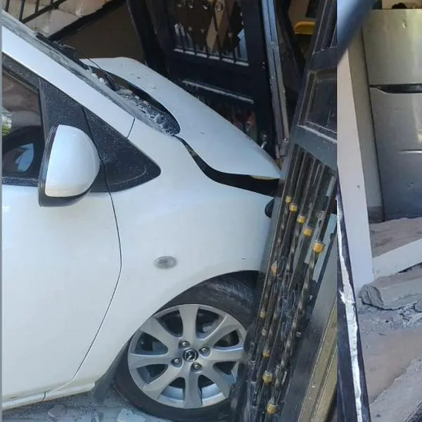 Un fuerte accidente de tránsito se registró en Ibagué en las últimas horas: un borracho al volante se estrelló contra una casa y causó graves daños.
