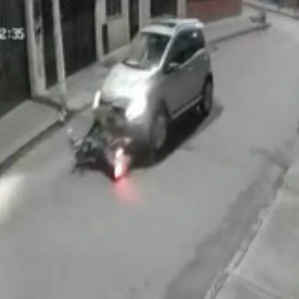 Motociclista murió en Bogotá por culpa de camioneta que lo atropelló, lo arrastró por varias cuadras y fuera de eso se escapó. 