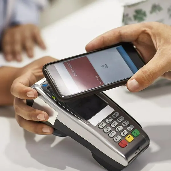 Experto en economía recomienda pagar con el celular y no con tarjetas por seguridad.