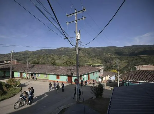 Ejército dice que retomó control en Jambaló, Cauca, tras ataque de las disidencias