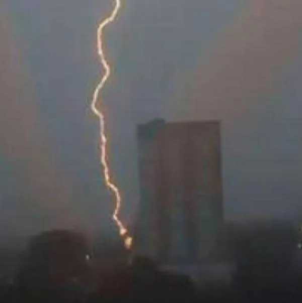 Momento en el que cae un rayo en Bucaramanga el lunes 11 de septiembre y deja sin luz a 200.000 habitantes