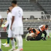 Foto de partido de Costa Rica vs. Emiratos Árabes Unidos, en nota de que falleció asistente técnico del equipo tico en pleno juego: dan detalles de muerte