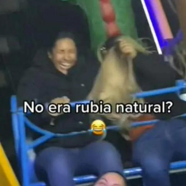 Un video de una mujer que se le cae la peluca mientras está disfrutando de un juego mecánico en un parque de diversiones ha generado muchas risas en TikTok
