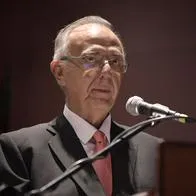 Ministro de Defensa se defiende de acusación de corrupción e invita a denunciar
