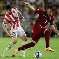 Mathias Villasanti de Paraguay  y Jefferson Savarino de Venezuela en el partido de Eliminatorias al Mundial 2026, que la vinotinto ganó