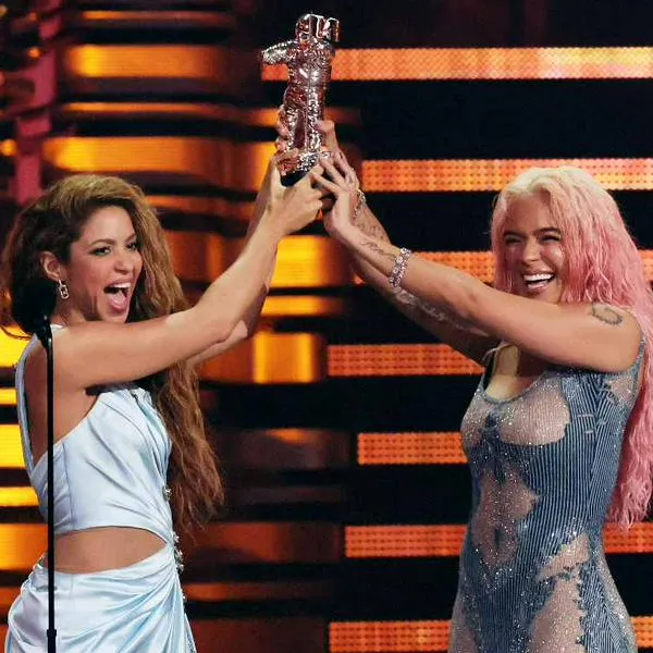 Foto de Shakira y Karol G, en nota de ambas cantantes en discurso por premio de MTV Video Music Awards; hubo memes