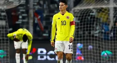 James Rodríguez, frentero con prensa chilena luego del empate: "La cancha estaba mal"