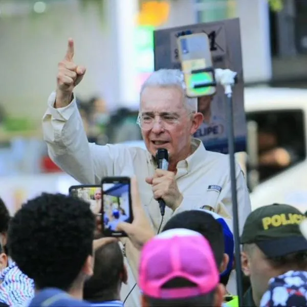 Imagen ilustrativa del exsenador Álvaro Uribe Vélez de campaña en las calles.