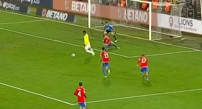 Críticas a Luis Sinisterra por craso error en Chile vs. Colombia: "Volvió Duván Zapata"