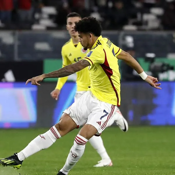 Luis Díaz, de la Selección Colombia, no se guardó nada y criticó estado de la cancha del Monumental de Chile, en juego contra Selección de Chile.