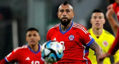Preocupante imagen de Arturo Vidal saliendo en ambulancia luego del Chile vs. Colombia 