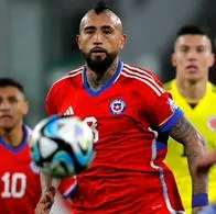 Preocupante imagen de Arturo Vidal saliendo en ambulancia luego del Chile vs. Colombia