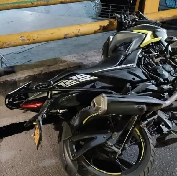 Motociclista y su parrillero murieron al caer de un puente en Bogotá. El accidente se ocasionó por exceso de velocidad del conductor. 
