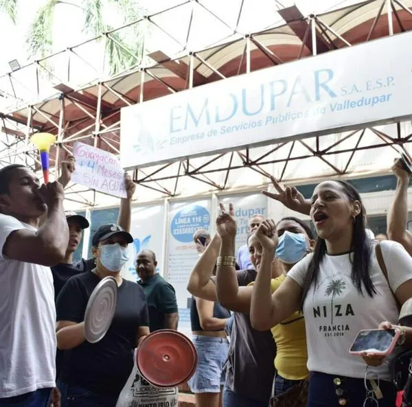 Demora en normalización del servicio de agua desespera a habitantes de Valledupar: protestaron frente a Emdupar.