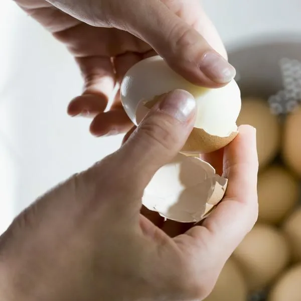 Cómo usar vinagre al preparar huevo duro; truco ahorrador