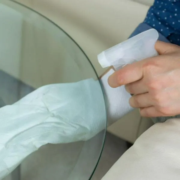 De esta manera, usted puede limpiar sus mesas de vidrio a la perfección sin dejar malos olores.